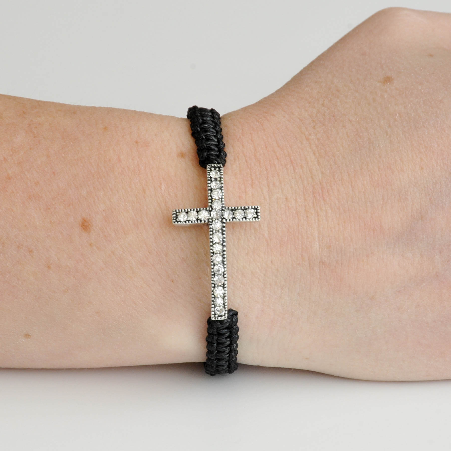 Armband "Cross" med silverfärgat kors och en rad med kristaller - 2