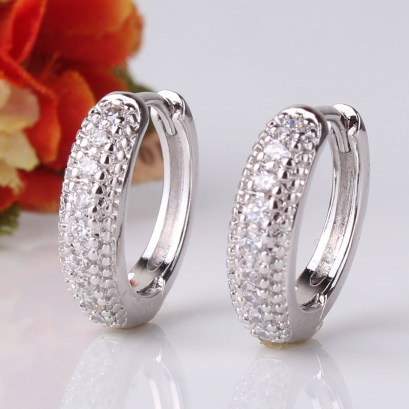 Örhängen med flera små Cubic Zirconia och i 18 K Vit Guldplätering - 2