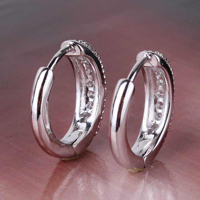 Örhängen med flera små Cubic Zirconia och i 18 K Vit Guldplätering - 3