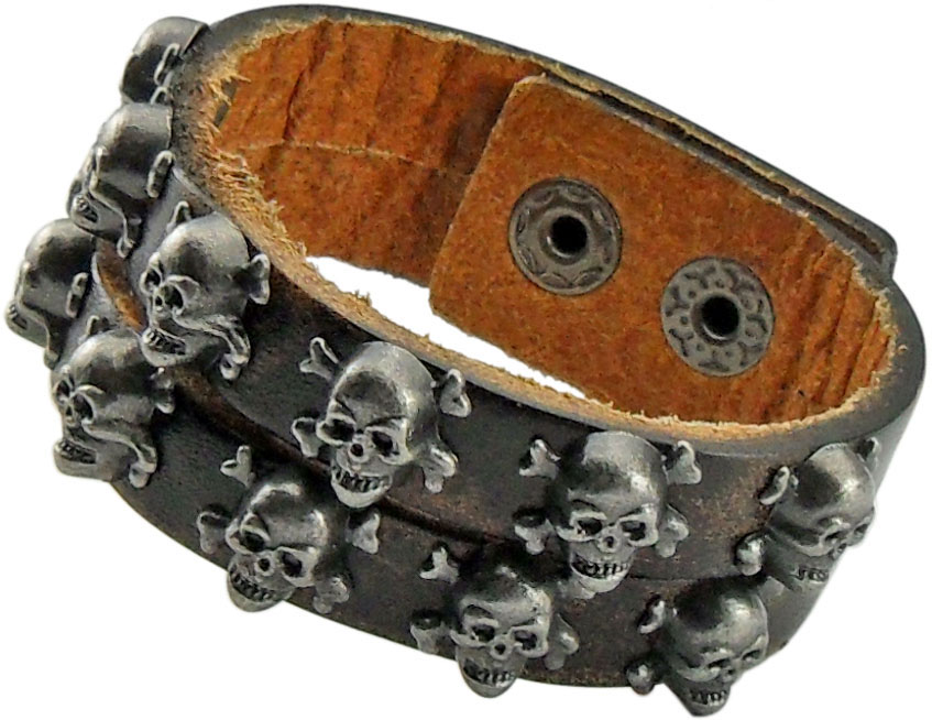 Läderarmband med dödskalledetaljer i metall