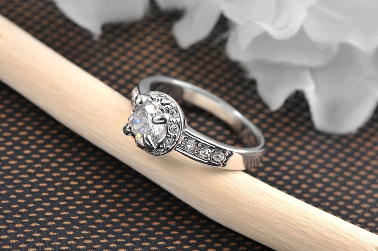 Ring med en stor och många små stenar i Austrian Crystals och Platinumplätering - 4