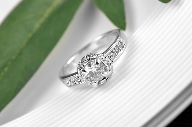 Ring med en stor och många små stenar i Austrian Crystals och Platinumplätering - 3