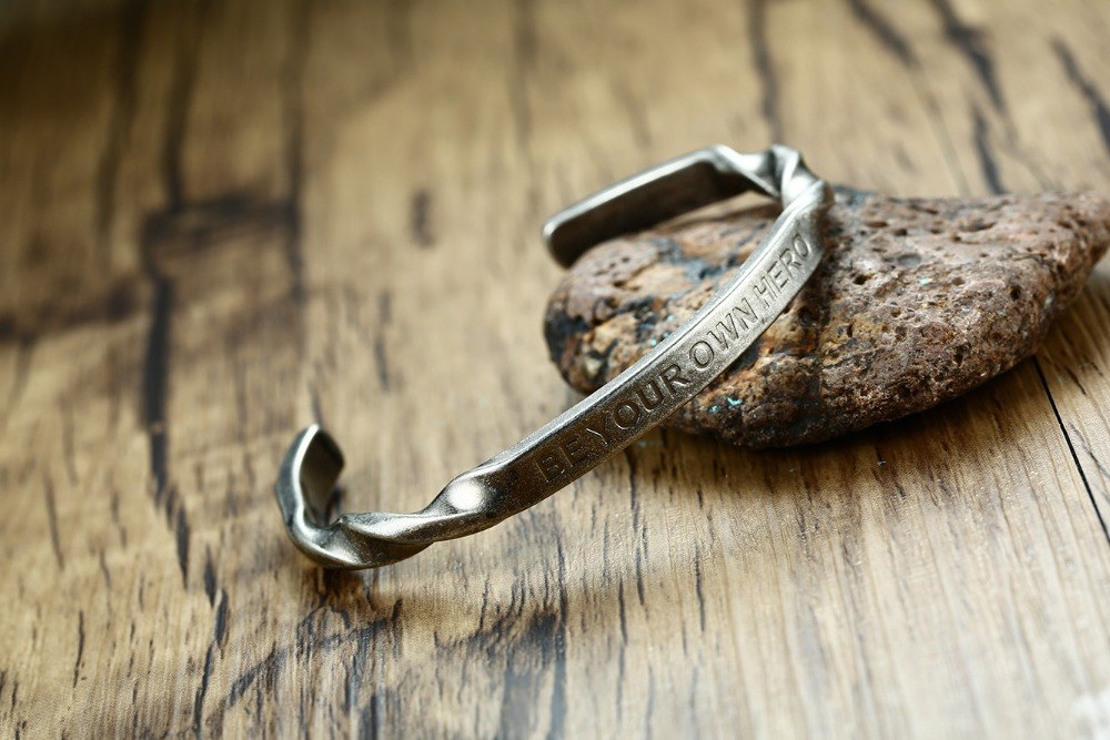 Armband "Be your own hero" i rostfritt stål och antik Silverplätering - 4