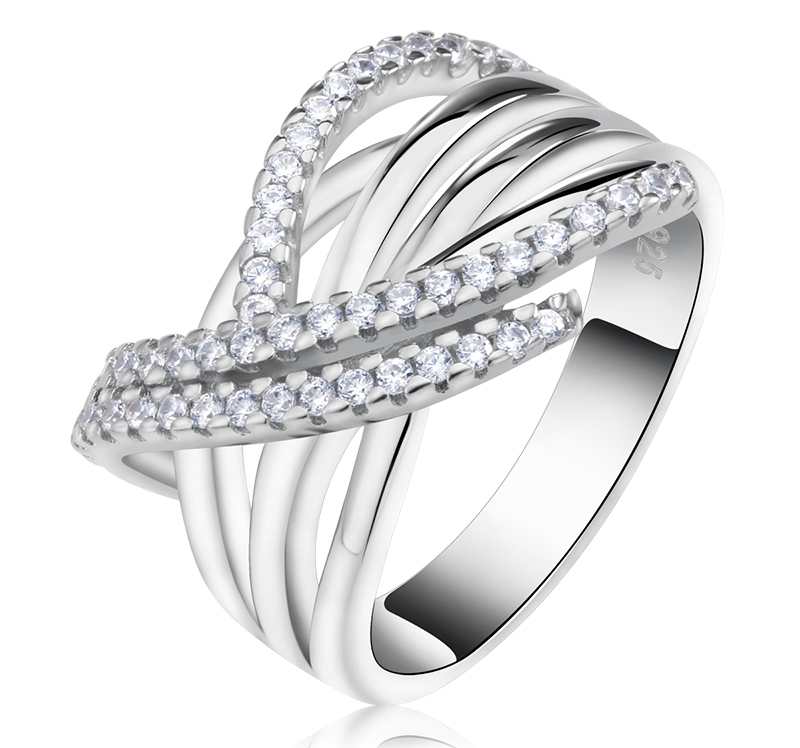 Ring med många små Cubic Zirconia och i Platinumplätering