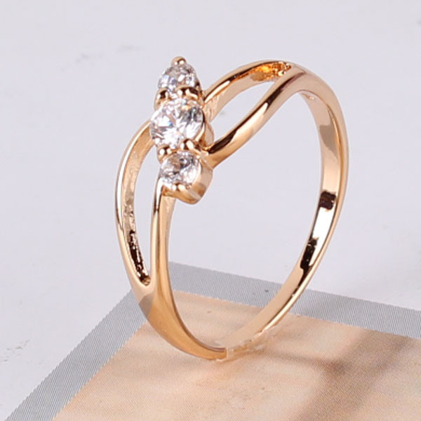 Ring med stenar i Cubic Zirconia samt i 18K Roséguldplätering - 2