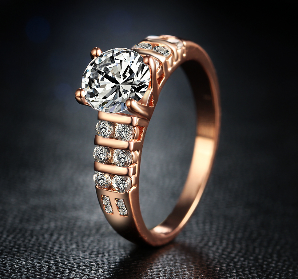 Ring med många små  och en större Cubic Zirconia samt i 18K Roséguldplätering - 2