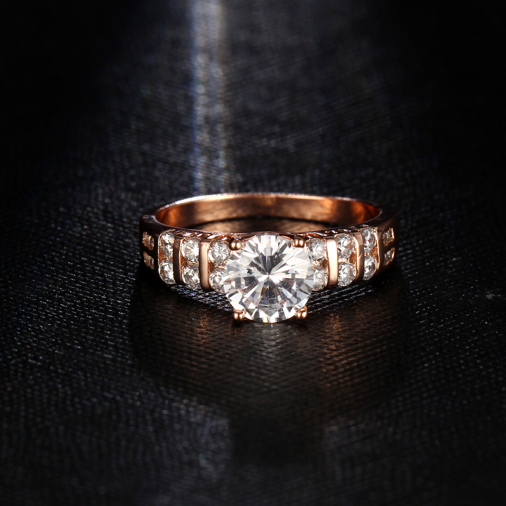 Ring med många små  och en större Cubic Zirconia samt i 18K Roséguldplätering - 3