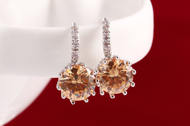Örhängen med flera små vita Cubic Zirconia och en större Cubic Zirconia i Champange samt i 18 K Vit Guldplätering - 2