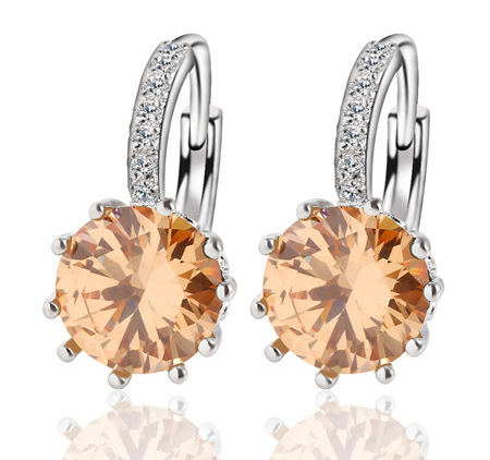 Örhängen med flera små vita Cubic Zirconia och en större Cubic Zirconia i Champange samt i 18 K Vit Guldplätering