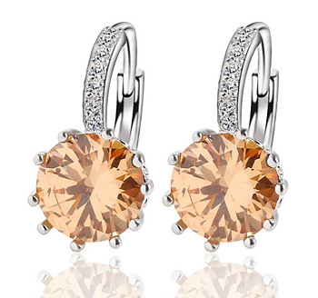 Örhängen med flera små vita Cubic Zirconia och en större Cubic Zirconia i Champange samt i 18 K Vit Guldplätering