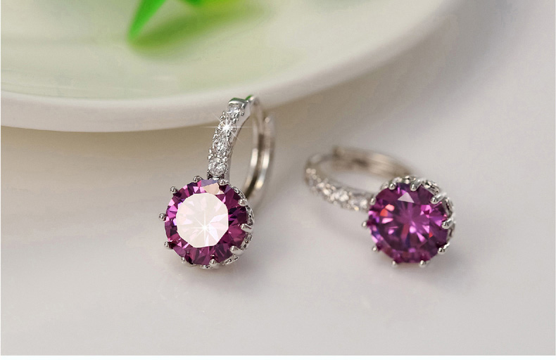 Örhängen med flera små vita Cubic Zirconia och en större Cubic Zirconia i Lila samt i 18 K Vit Guldplätering - 2