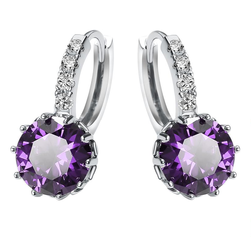 Örhängen med flera små vita Cubic Zirconia och en större Cubic Zirconia i Lila samt i 18 K Vit Guldplätering
