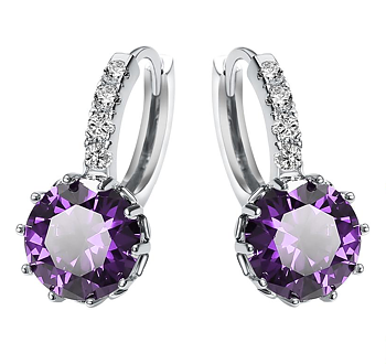 Örhängen med flera små vita Cubic Zirconia och en större Cubic Zirconia i Lila samt i 18 K Vit Guldplätering