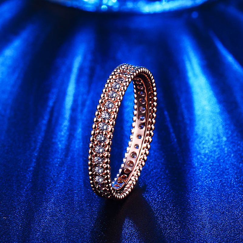 Ring med många små Cubic Zirconia och i 18K Roséguldplätering - 3