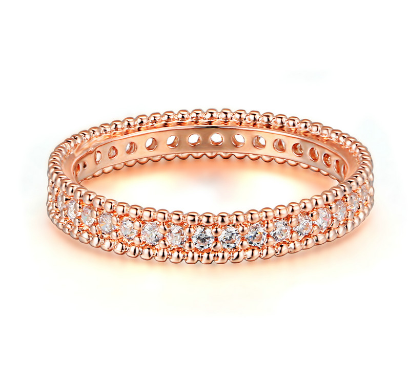 Ring med många små Cubic Zirconia och i 18K Roséguldplätering