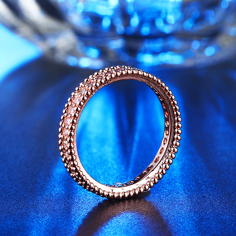 Ring med många små Cubic Zirconia och i 18K Roséguldplätering - 4
