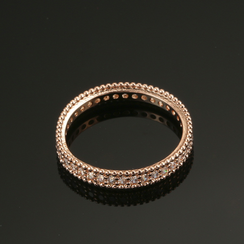 Ring med många små Cubic Zirconia och i 18K Roséguldplätering - 6