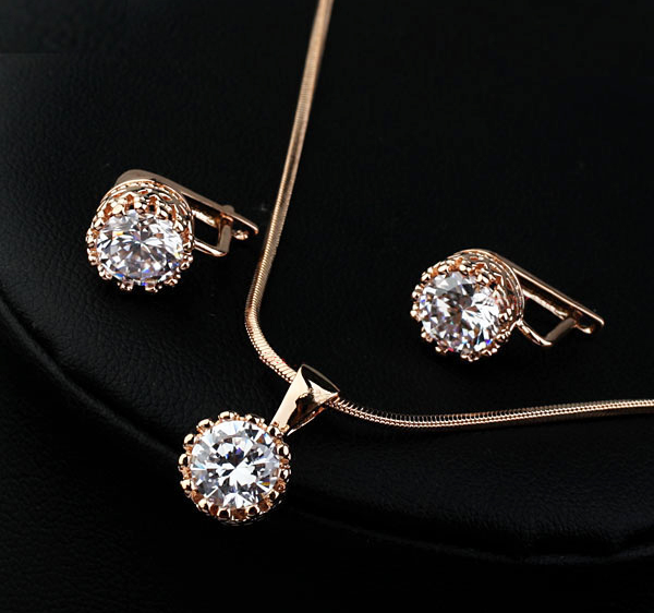 Smyckeset med Cubic Zirconia och i 18 K RosGuldplätering