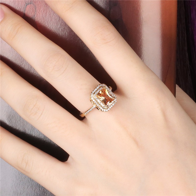 Ring "Princess Cut" med många små  vita och en stor orange Cubic Zirconia samt i 18K Guldplätering - 7