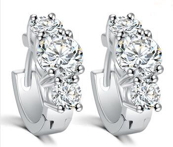 Örhängen med flera små vita och en större kvadratisk Cubic Zirconia samt i 18 K Vit Guldplätering
