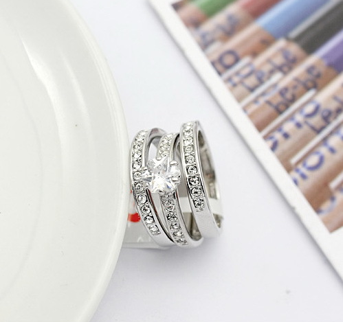 Trippla ringar med många små och en stor sten i Austrian Crystals och platinumplätering - 2