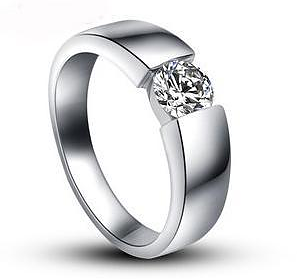 Stilren ring i herrmodell med en Cubic Zirconia och i platinumplätering