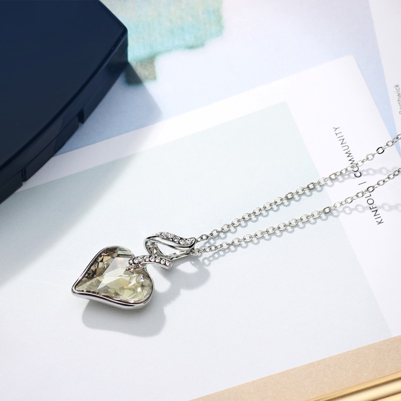 Halsband "White heart" med en större vit Austrian Crystal och flera små Austrian Crystals samt i platinumplätering - 3