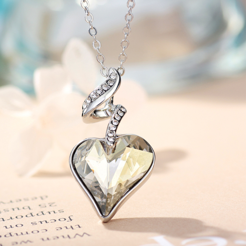 Halsband "White heart" med en större vit Austrian Crystal och flera små Austrian Crystals samt i platinumplätering - 2