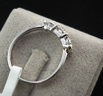 Ring med tre Cubic Zirconia och Platinumplätering - 8