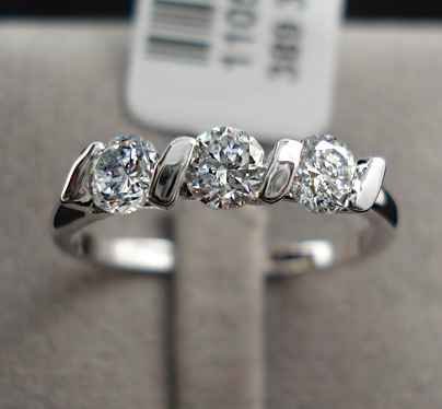 Ring med tre Cubic Zirconia och Platinumplätering
