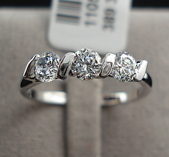 Ring med tre Cubic Zirconia och Platinumplätering