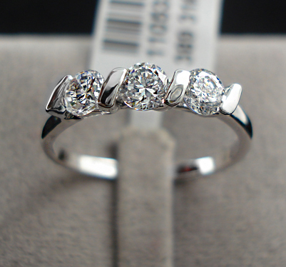 Ring med tre Cubic Zirconia och Platinumplätering - 6