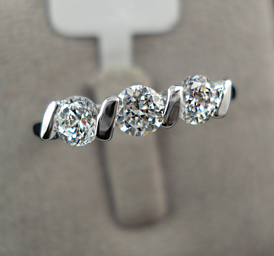 Ring med tre Cubic Zirconia och Platinumplätering - 3