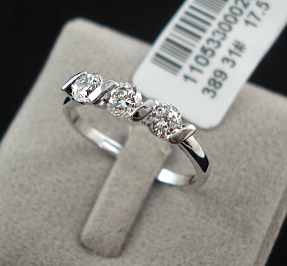 Ring med tre Cubic Zirconia och Platinumplätering - 4