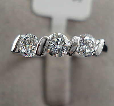 Ring med tre Cubic Zirconia och Platinumplätering - 5