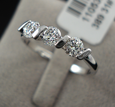 Ring med tre Cubic Zirconia och Platinumplätering - 7