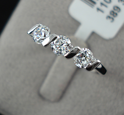 Ring med tre Cubic Zirconia och Platinumplätering - 2