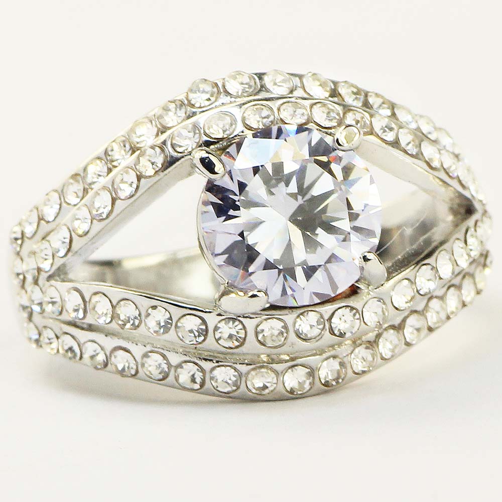 Ring med en stor och många små Cubic Zirconia och i Platinumplätering - 3