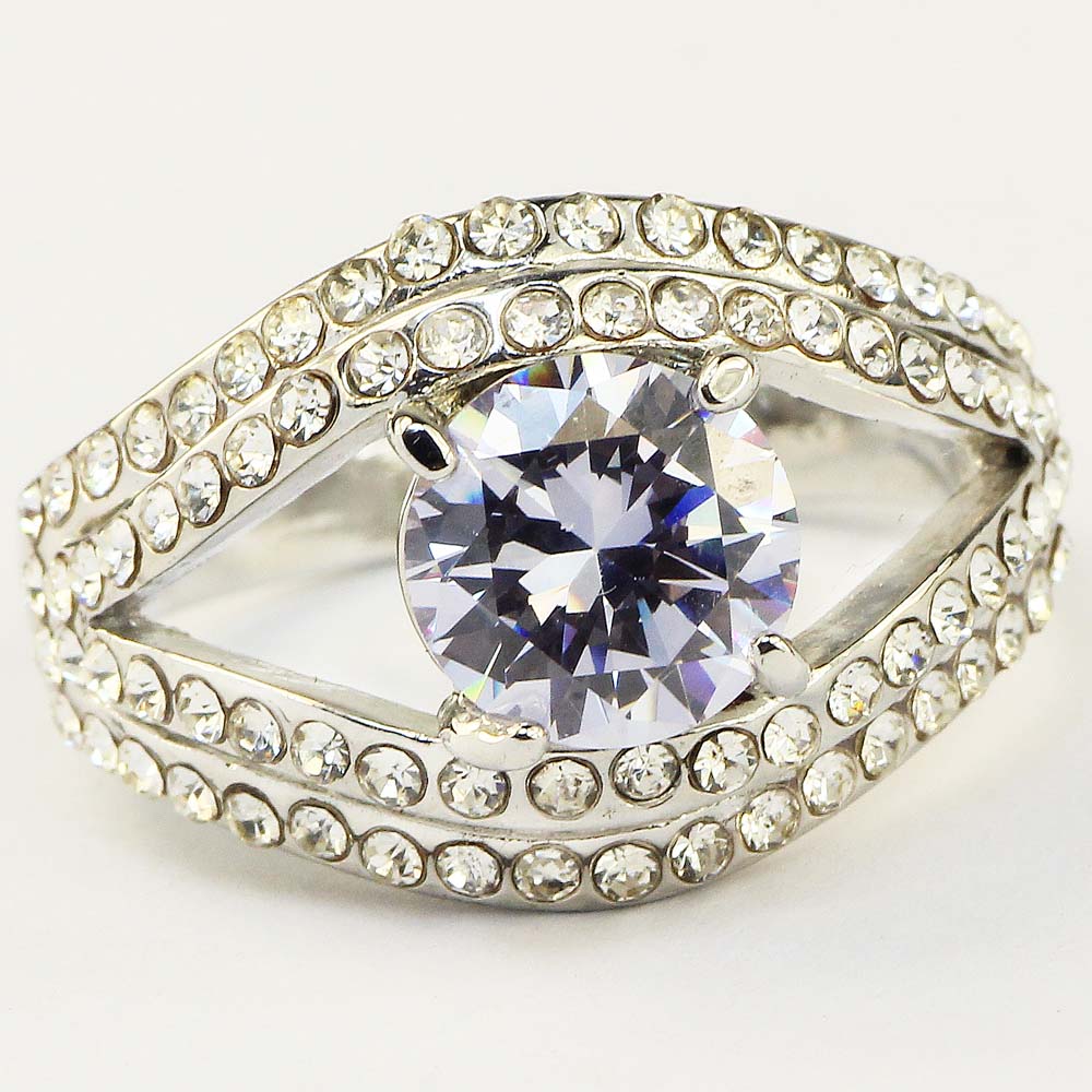 Ring med en stor och många små Cubic Zirconia och i Platinumplätering - 2
