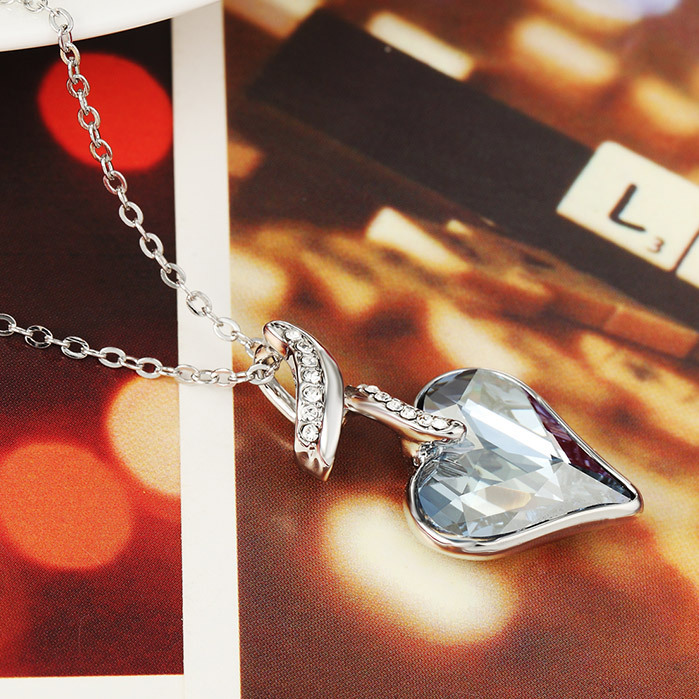 Halsband "Blue heart" med en större ljusblå Austrian Crystal och flera små Austrian Crystals samt i platinumplätering - 3