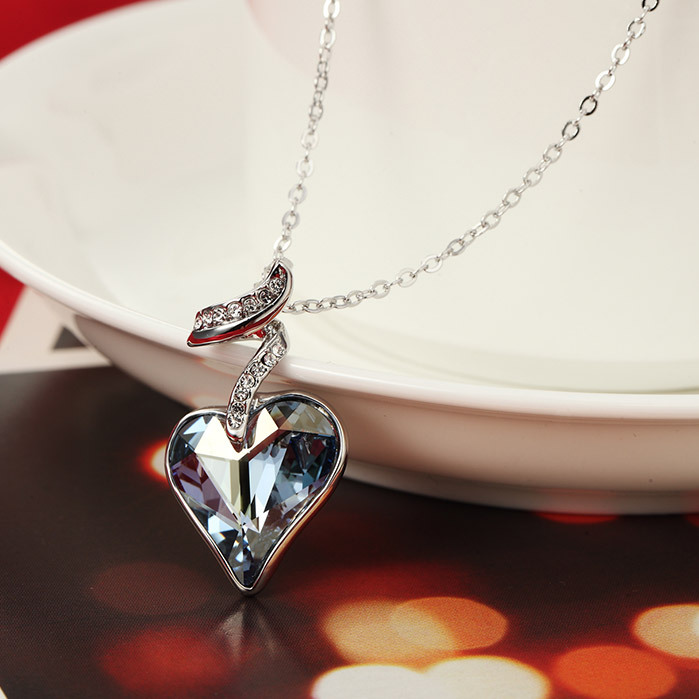 Halsband "Blue heart" med en större ljusblå Austrian Crystal och flera små Austrian Crystals samt i platinumplätering - 2