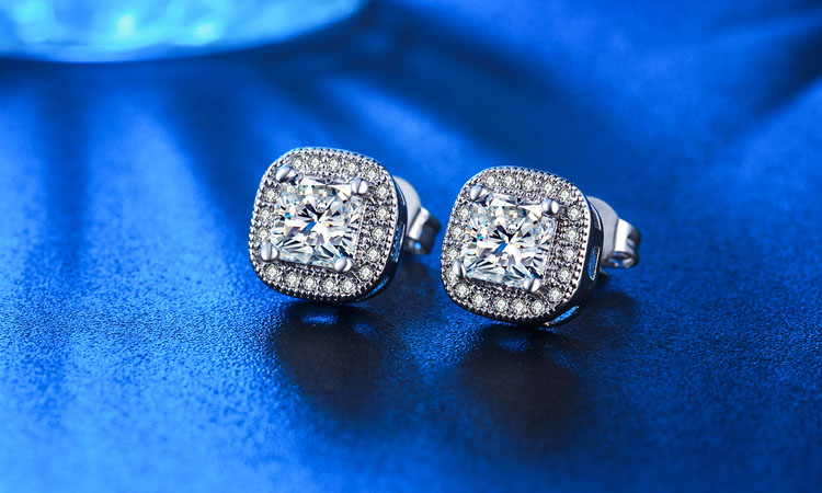 Örhängen med flera små vita och en större kvadratisk Cubic Zirconia samt i 18 K Vit Guldplätering - 4