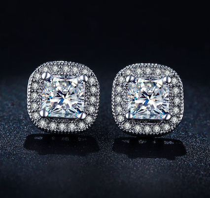Örhängen med flera små vita och en större kvadratisk Cubic Zirconia samt i 18 K Vit Guldplätering