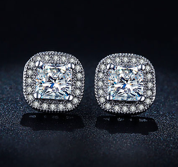 Örhängen med flera små vita och en större kvadratisk Cubic Zirconia samt i 18 K Vit Guldplätering