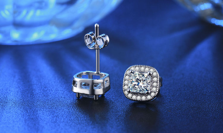 Örhängen med flera små vita och en större kvadratisk Cubic Zirconia samt i 18 K Vit Guldplätering - 2