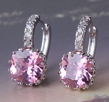 Örhängen med Cubic Zirconia och i 18 K Vit Guldplätering