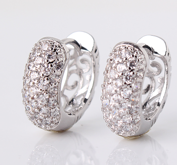 Örhängen med Cubic Zirconia och i 18 K Vit Guldplätering