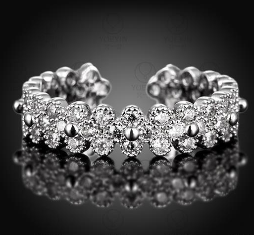 Ring med många små Cubic Zirconia och i Platinumplätering