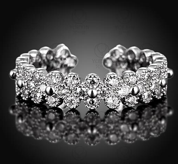 Ring med många små Cubic Zirconia och i Platinumplätering