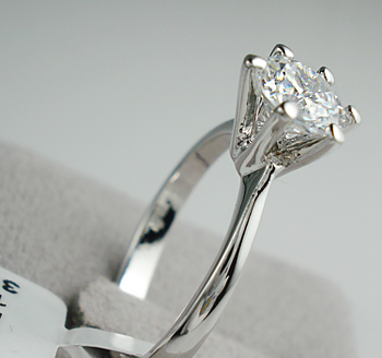 Ring med Cubic Zirconia  och platinumplätering